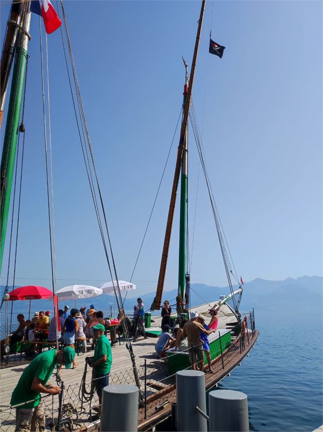 Sortie apéro sur la barque La Savoie à Saint-Gingolph - Lucia Cranfield