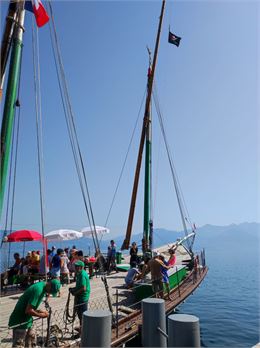 Sortie apéro sur la barque La Savoie à Saint-Gingolph - Lucia Cranfield