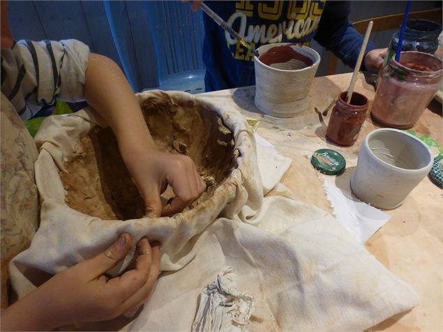 atelier poterie modelage terre au Grand Filon - animation attraction - maurienne belledonne savoie