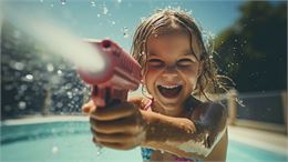 Enfant et pistolet à eau - Freepik