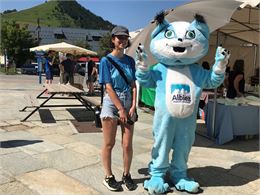 Mascotte sur le marché d'Albiez - OT MCM