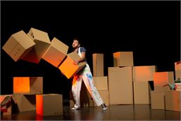 Ça cartonne – Compagnie Matic - © Clément Brunon