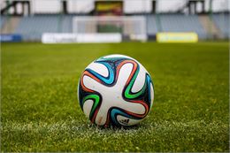 Ballon de foot sur la pelouse - Pixabay