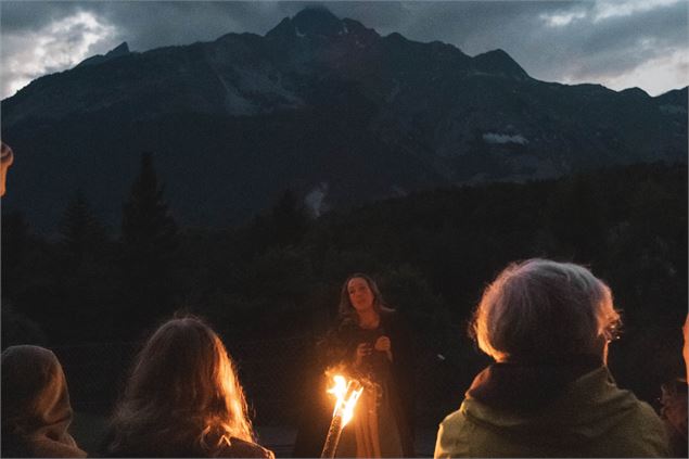 Conteuse devant un public, de nuit - OTHMV - G.Lavila