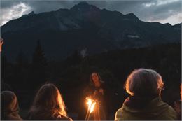 Conteuse devant un public, de nuit - OTHMV - G.Lavila