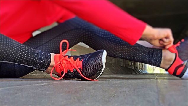 Un sportif enfile ses chaussures - Pixabay