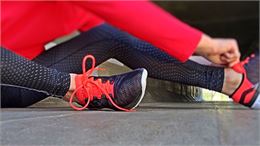 Un sportif enfile ses chaussures - Pixabay