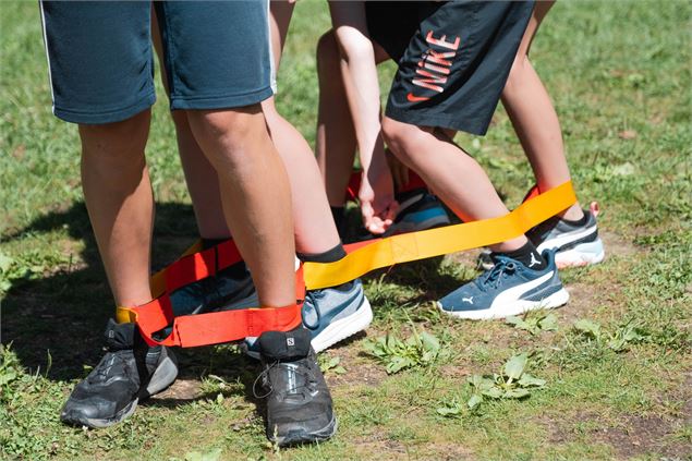 Enfants avec pieds liés pour jouer - OTHMV-G.Lavila