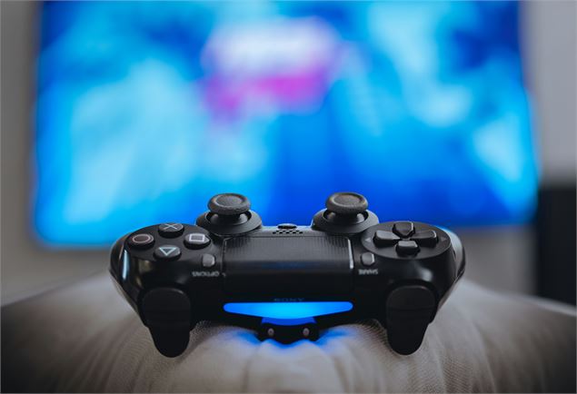 Viens jouer sur console PS4 & Switch à la médiathèque de Belley_Belley - Omid Armin - Unsplash