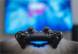 Viens jouer sur console PS4 & Switch à la médiathèque de Belley_Belley - Omid Armin - Unsplash