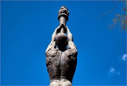 Statue d'athlète brandissant une flamme - Pixabay