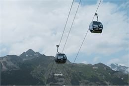 Télécabine face aux montagnes - OTHMV-G.Lavila