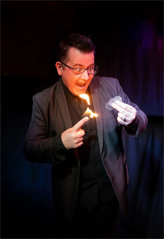 Spectacle - Le bureau de l'académie de Magie_Les Gets - cie pierrafeu