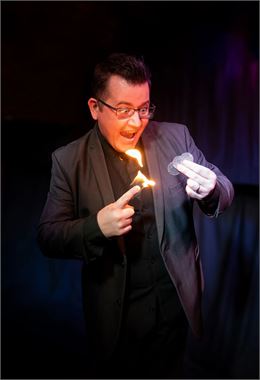 Spectacle - Le bureau de l'académie de Magie_Les Gets - cie pierrafeu