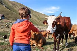 Enfant et vache - © OT Saint Sorlin d'Arves - V Bellot-Mauroz