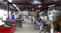 Tri des vêtements dans l'atelier d'Emmaüs - Grand Chambéry