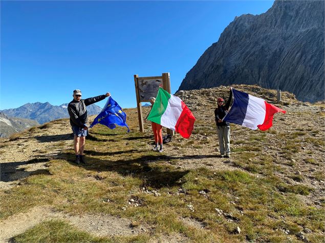 Randonneurs de la marche alpine célébrant l'amitié franco-italienne avec les drapeaux des pays - Com
