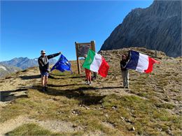 Randonneurs de la marche alpine célébrant l'amitié franco-italienne avec les drapeaux des pays - Com