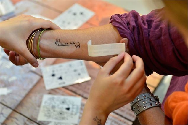 Tatouages éphémères à paillettes et mèches de cheveux fantaisies au Grenier de Grand Père
