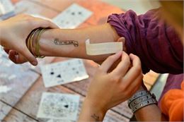 Tatouages éphémères à paillettes et mèches de cheveux fantaisies au Grenier de Grand Père