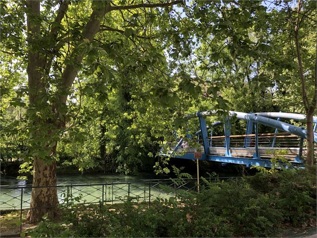 Passerelle bleue enjambant le Thiou - Musées d'Annecy