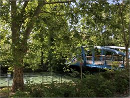 Passerelle bleue enjambant le Thiou - Musées d'Annecy