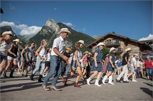 Bal sur place du marché - OT Samoëns - Mathilda Manzi