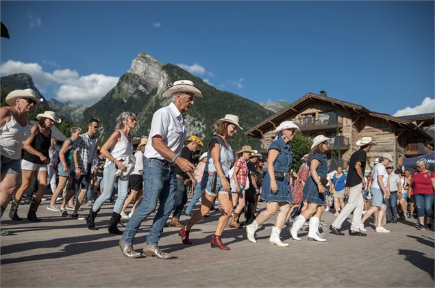 Bal sur place du marché - OT Samoëns - Mathilda Manzi