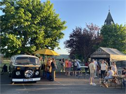 Photo du bière truck sur un parking avec pleins de gens autour qui dégustent une bière - Camboulives