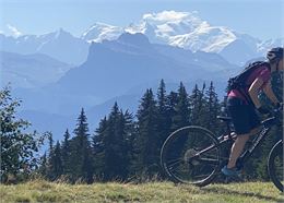 Vélo Nature - Randonnée en VTT Electrique_Les Gets - Vecteur Montagne