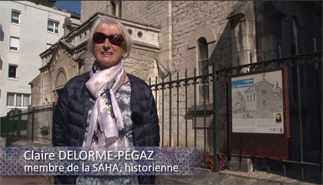 Photo Mme Delorme devant l'église St Swithun - AC Aix-les Bains