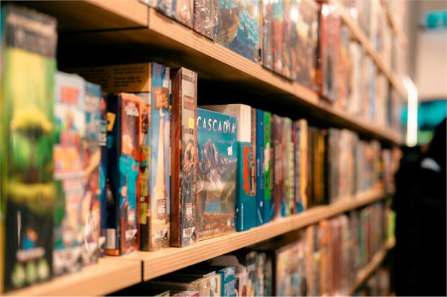 Jeux de société sur étagère - madeline-liu-4rFZ-d2EcHA-unsplash