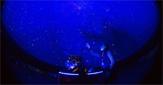 Un médiateur sous le planétarium - La Turbine sciences