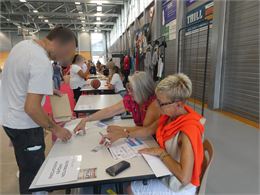Distribution du chèque associations sur le Forum des Associations 2024 - Mairie de SAint Alban-Leyss