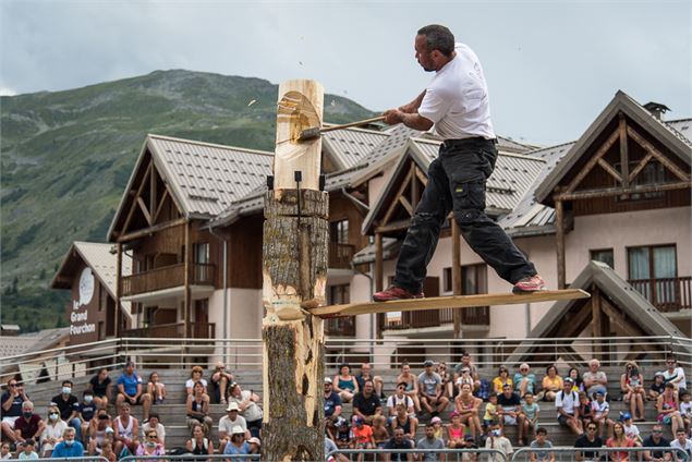 Démonstration de bûcheronnage - Alban pernet office de tourisme de Valmeinier