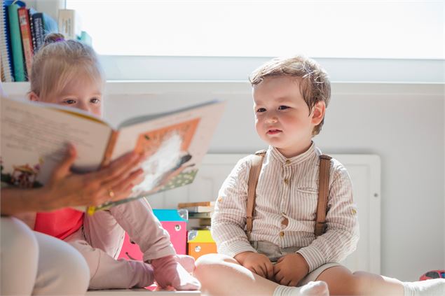 Enfants qui écoutent une histoire - Image de Freepik