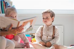Enfants qui écoutent une histoire - Image de Freepik