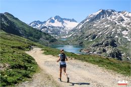 Coureuse sur les traces du Trail de l'Etendard - © OT Saint Sorlin dArves - V Bellot-Mauroz