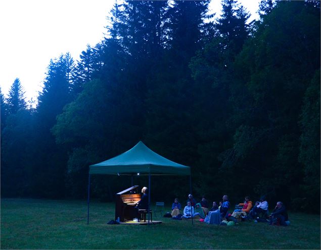 Pianiste entouré de spectateurs - Albane_Villecourt