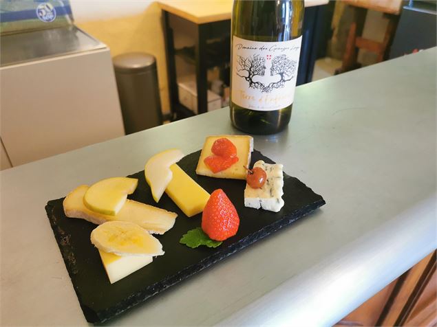Accord fromages et vins de Savoie au Domaine des Granges Longes_Porte-de-Savoie - Domaine des Grange