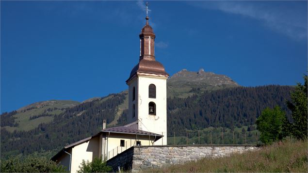 Vue extérieur de l'église St Laurent La Côte d'Aime sous un beau ciel bleu - Michel Oudard