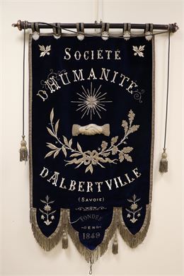Pause patrimoine : la bannière "Société d'Humanité d'Albertville" au musée_Albertville