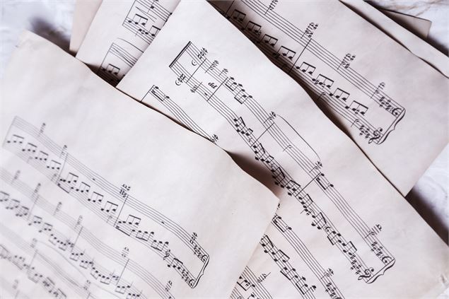 Partition avec des notes de musique - Freepik