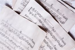 Partition avec des notes de musique - Freepik