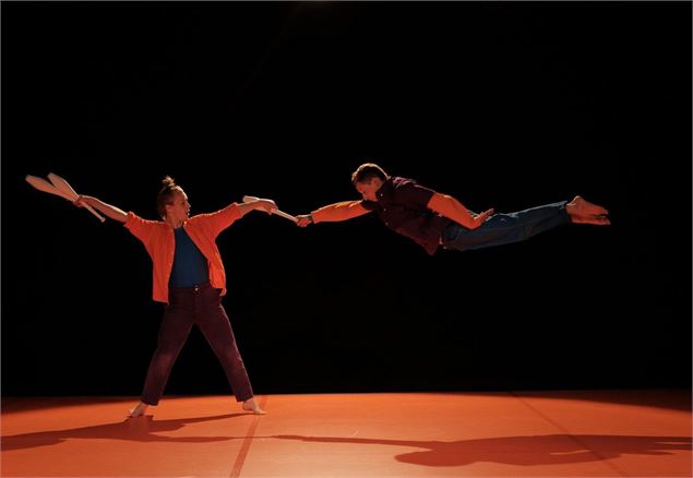 Duo circassien, acrobate et jongleur : La fabuleuse histoire de Basarkus_Faverges-Seythenex - Cie La