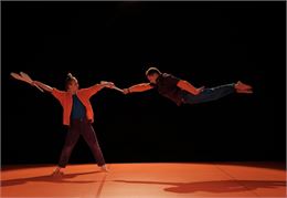 Duo circassien, acrobate et jongleur : La fabuleuse histoire de Basarkus_Faverges-Seythenex - Cie La