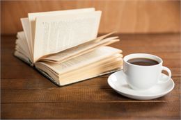 café et livre - freepik