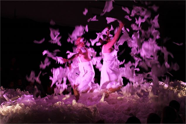 Sous la neige - Compagnie Les Bestioles_Annecy - © Compagnie Les Bestioles