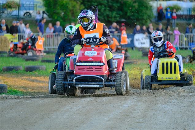 Course de tracteurs tondeuses Beaupont - comité des fêtes de Beaupont
