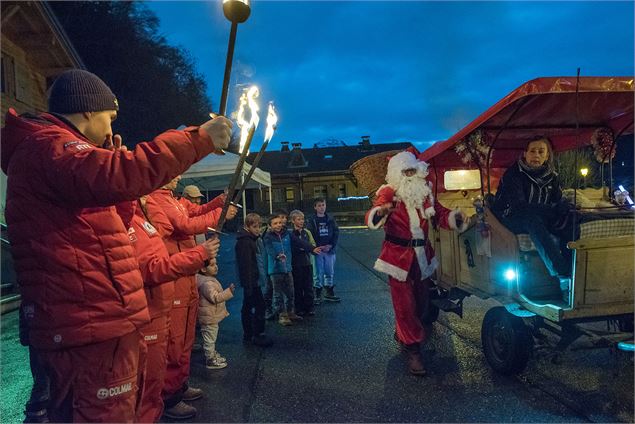 Arrivée du père noël à Montriond - Yvan Tisseyre / OT Vallée d'Aulps